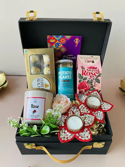 A slightly different angle of the rose-themed suitcase hamper. The soft lighting highlights the premium items inside, making it an ideal gift for friends, family, or colleagues.