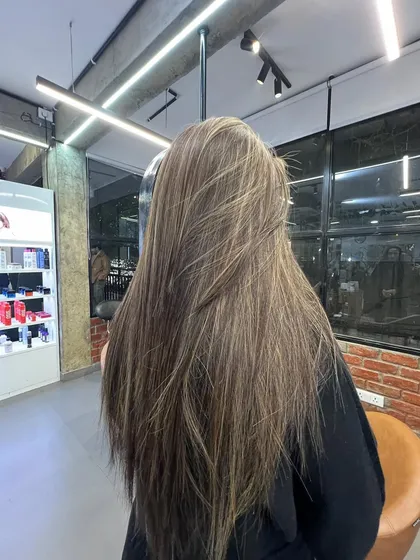 A lived-in color with straight styling, showing how the highlights add dimension even without waves.
