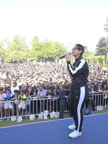 Singing to the crowd to keep the energy high at the Honda marathon.