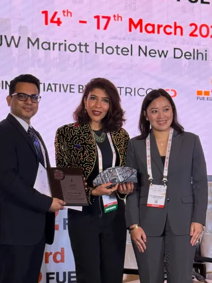 Honored to receive this award at the FUE ASIA World Congress. This recognition is a testament to my commitment to excellence and to providing the highest quality of care in the field of hair restoration.
