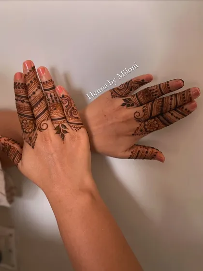 A very minimal design focusing only on the fingers. This is a great option for someone who wants just a touch of henna.