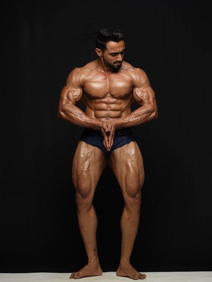 Back to the race. A classic pose from a photoshoot, showing the symmetry and conditioning required to be a champion.