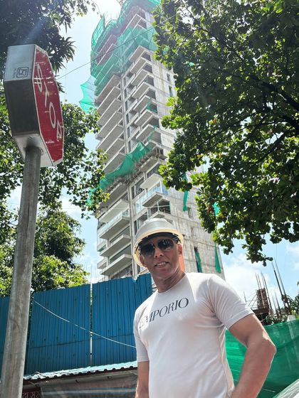 On site at a luxury residential tower, where the "one apartment per floor" concept is taking shape. Regular site visits are crucial for me to oversee the details and ensure the quality of construction.