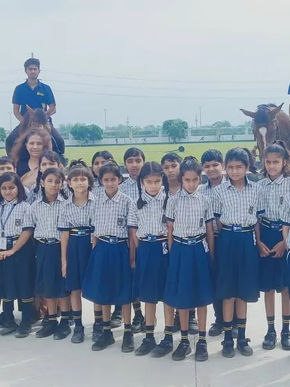 A class of students poses with our instructors and horses, ready to begin their journey into the world of horsemanship.