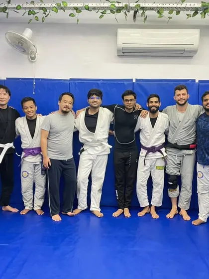A group shot from a recent seminar. The mix of different colored belts, from white to purple, shows the range of experience levels that we welcome in our sessions.