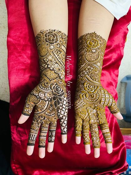Another stunning engagement design, this one with a mix of floral and Pakistani-style elements. The use of negative space on the fingers is very striking.