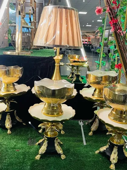 We use unique and glamorous crockery to make your special day even more memorable. These ornate golden bowls on decorative stands are perfect for serving salads or desserts.