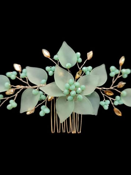 A delicate hair comb with mint green flowers and leaves, offering a fresh and modern touch to your hairstyle.