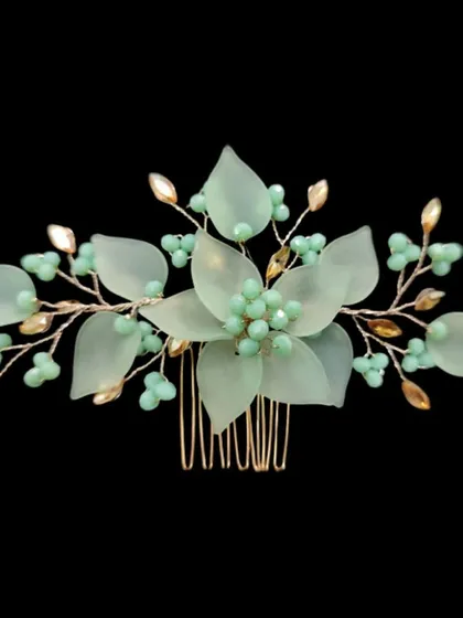 A delicate hair comb with mint green flowers and leaves, offering a fresh and modern touch to your hairstyle.