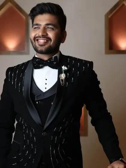 A close-up portrait of the groom. You can see the detail in the makeup, which enhances his features without looking unnatural.