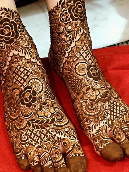 Bridal mehendi isn't complete without the feet. I create dense, symmetrical patterns that cover the feet beautifully, ensuring your complete bridal look is flawless from head to toe.