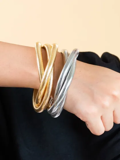 Double the fun. Our chunky twisted piece can be worn as a statement bangle or a bold choker necklace. You choose.