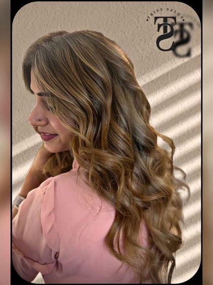 Experience the magic of my recent Airbrush Balayage. This image shows the beautiful, blended result that adds so much dimension and light to the hair.