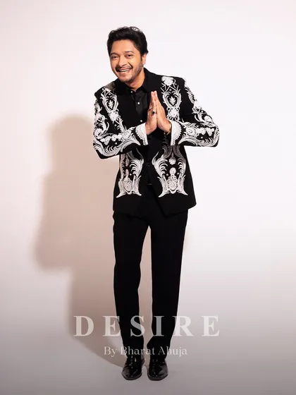 A welcoming gesture in a blazer that speaks for itself. The bold white embroidery on black fabric creates a look of undeniable elegance and charm.