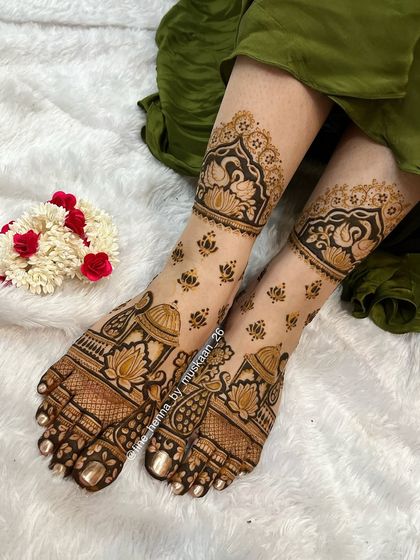 A lighter, more delicate design for bridal feet. This style features lotus and swan motifs with plenty of open space, giving it an airy and graceful feel.