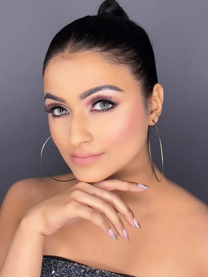 The clean lines and bright inner corner highlight make the eyes pop. You will learn all the tricks to make eyes look bigger and brighter.