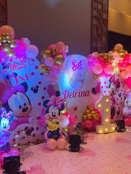 A side view of the elaborate Minnie Mouse stage, showing the depth and layers of the balloon decorations and character cutouts.