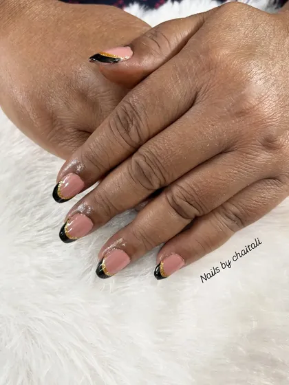 A modern take on the classic French manicure. I used a nude base with black tips and a delicate gold line for an elegant and chic look, perfect for any occasion.