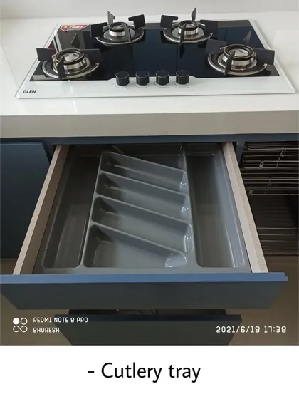An organized cutlery tray is a small detail that makes a big difference in daily use. This integrated tray fits perfectly within the drawer, keeping your spoons, forks, and knives neatly arranged and easy to find.