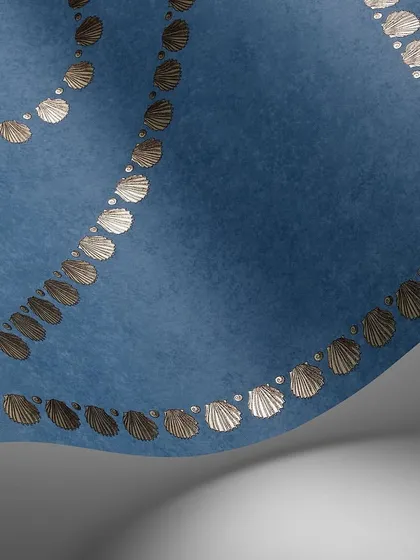 The Conchiglie wallpaper presents a captivating arrangement of shell-filled diamonds. This geometric pattern, shown in a serene blue, is rich in intricate detail and offers fresh inspiration with every glance.