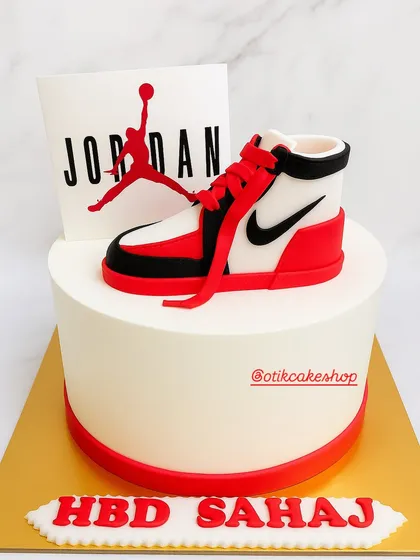 We love bringing your passions to life, like with this custom Jordan sneaker cake. The shoe is a completely edible, hand-sculpted fondant creation, perfect for the sneakerhead in your life.