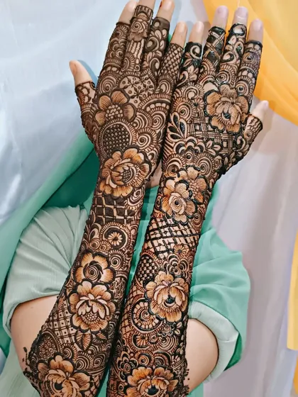 This full coverage floral design is one of my absolute favorites to create. I filled the arms with bold roses and delicate leaves, blending traditional patterns with a modern floral style for a truly unique bridal look.