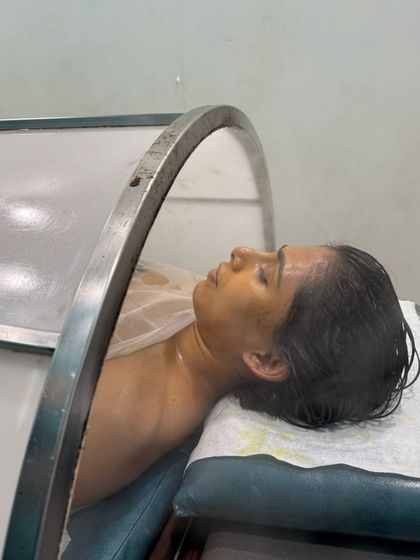 Even Roadies stars need to reset. Twinkle Chourasia experienced our authentic Ayurvedic therapies to relax and rejuvenate after her intense physical challenges. This is her during a Swedana (herbal steam) session, a key part of detoxification and muscle recovery.