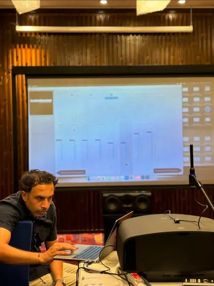 A moment of intense focus as our instructor fine-tunes settings during a live calibration demonstration. Attendees get a close-up view of the expert workflow, from measurement to implementing digital signal processing (DSP) corrections.