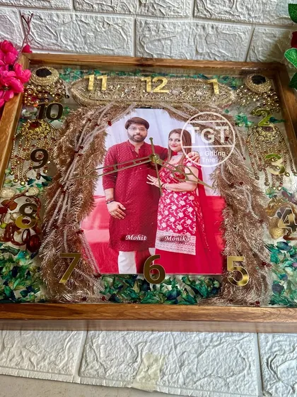 For a truly comprehensive wedding keepsake, we created this large 18-inch teakwood clock. It preserves not just the varmala, but also the groom’s sehra and the bride’s kalire, all arranged around a central wedding photo. It’s a complete story of the wedding rituals in one frame.
