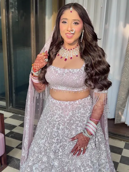 A modern and chic bridal look for a Goa wedding. The open, voluminous waves are perfect for a beachside phera ceremony, looking both glamorous and effortless.