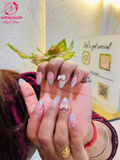 A dreamy and delicate set featuring a sheer glitter base, 3D rhinestone bows, and tiny silver bead accents. This look is perfect for a fairy-tale vibe.