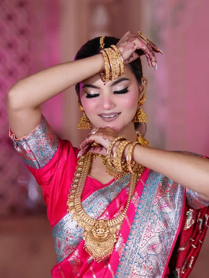 I have a special place in my heart for creating South Indian bridal looks. The combination of a traditional silk saree, temple jewellery, and my signature makeup style results in a look that is both authentic and stunning. Here, the focus is on beautifully defined eyes and radiant skin.