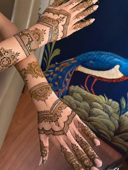 A more spaced-out floral design, this style is perfect for guests who want something beautiful but not as heavy as a full bridal mehandi.