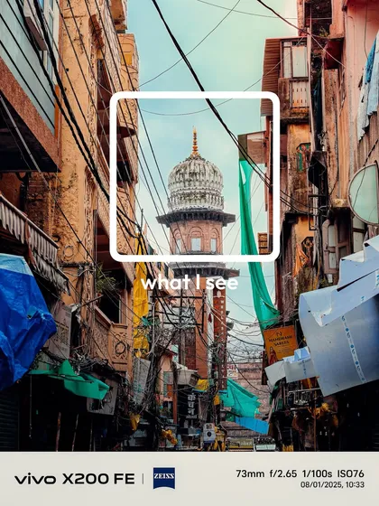 What I see vs what I shoot. This image shows how I frame a shot, finding beauty and history amidst the busy streets of Bhopal using my mobile phone.
