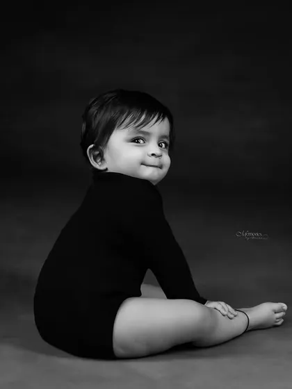Black. White. Everything that matters. I design baby portraits to feel like quiet art, with clean lines and soft light, creating pieces you’ll want on your wall.
