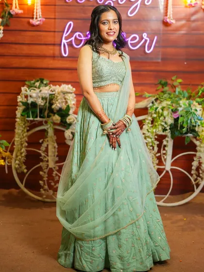 The complete look against a festive backdrop. The natural makeup ensures she looks fresh and elegant.