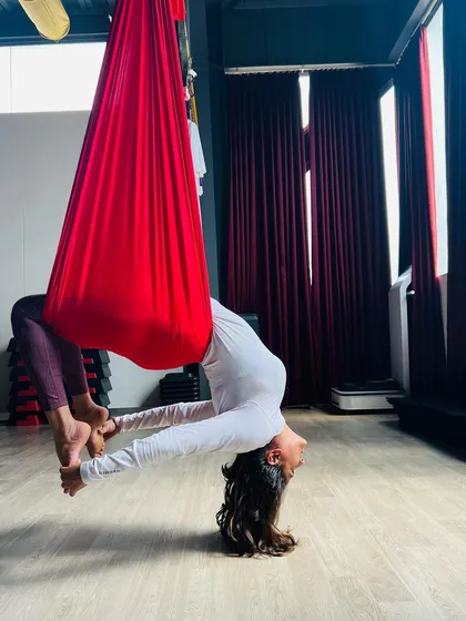 I believe life is better when you let go and allow yourself to evolve, one day at a time... This beautiful inversion, supported by the soft red hammock, is more than just a pose. It's a moment of trust and release that helps decompress the spine and open the heart. ❤️