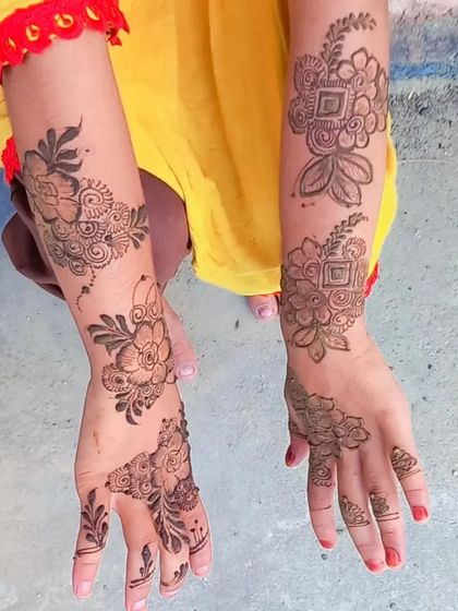 A unique design with scattered floral bunches climbing up the arms.