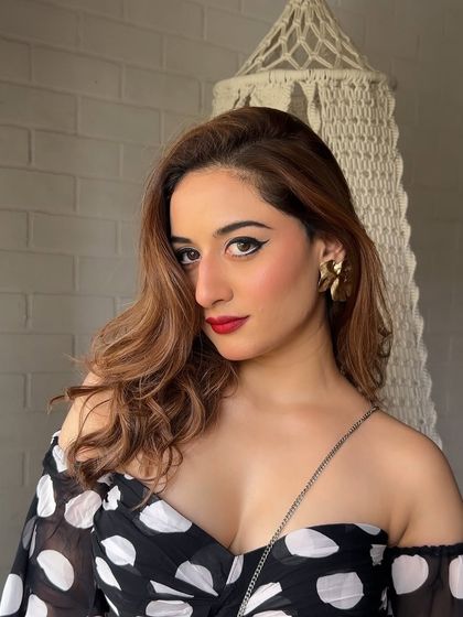 A direct look at this stunning retro-inspired makeup. The flawless base and precise liner work together to create a truly iconic look for influencer Uditi Singh.