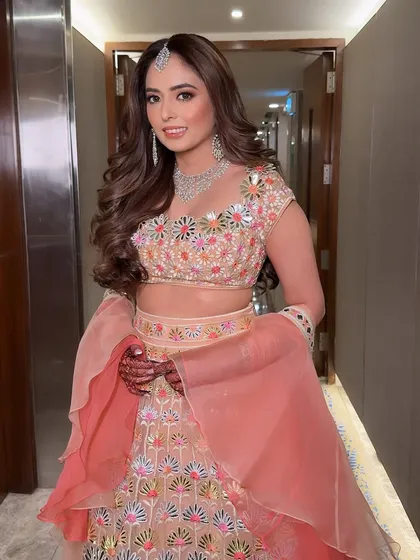 Ready for a lit sangeet night. The soft glam with a pop of shimmer on the eyes is perfect for dancing the night away.