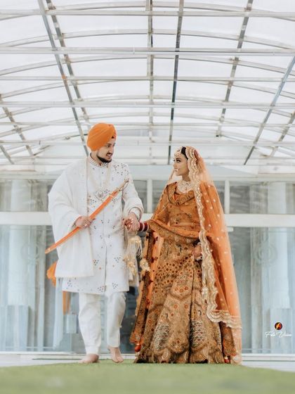 Avni and Maninder after their Anand Karaj ceremony. We capture the couple in their traditional attire, showcasing the grace and elegance of a Sikh wedding.