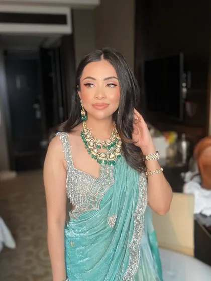 The magic of natural light on this effortlessly pretty face. Sanam's look for this event was soft, glowing, and absolutely timeless.