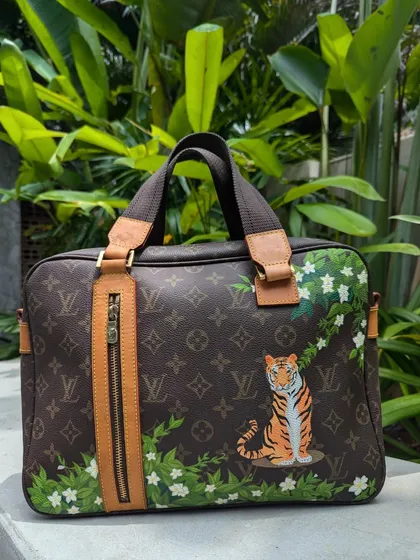 I transformed this 17-year-old LV messenger bag with a custom "Zen Tigress" design. The goal was to create a piece of original art that complements the classic monogram pattern.