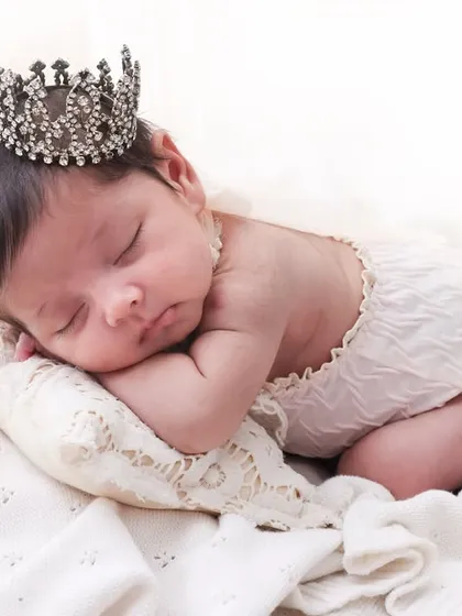 A crown for your little royal. Even the tiniest prop, like this miniature crown, can add a touch of magic to a newborn session. I have a wide collection of props to personalize your baby's first photoshoot.