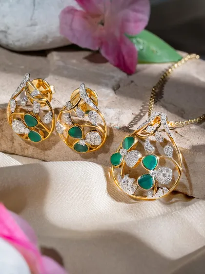 This is our Aranya set, designed for everyday elegance. Featuring a delicate lattice of 18k gold, diamonds, and carved emeralds, it proves that fine jewellery doesn't need to be reserved for special occasions. It’s light, refined, and made to be lived in.