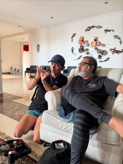 A guest getting some photography tips during a surface interval in Bali. We love sharing our knowledge and passion.