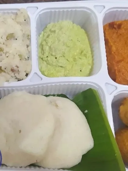 A look inside one of my breakfast boxes, perfect for a quick and healthy start to your day. This one features soft idlis, crispy vada, savory uppittu, and two types of freshly made chutney, all neatly packed and ready to enjoy.