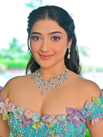 This look is all about embracing color and creativity. The soft purple and blue tones in the outfit are reflected in the beautiful eye makeup.