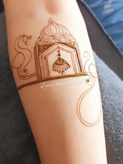 Adding peacocks to the dome outline. This shows how I can build upon a simple element to create a more complex and beautiful design.