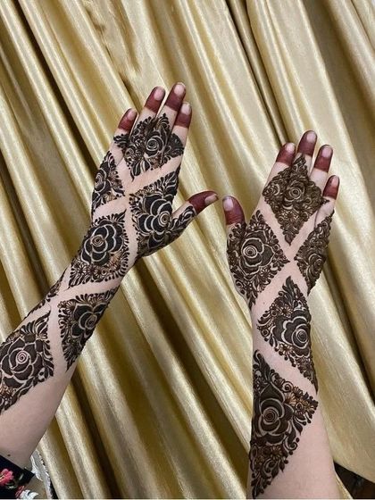 A striking design with diagonal bands of 'jaal' and roses, creating a unique and modern look.